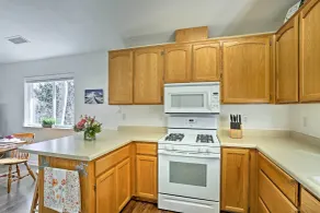 Centrally Located Mt Shasta Home w/ Deck! - Innvendig