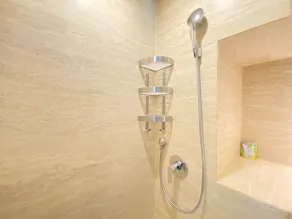 Modern Studio Room with Jacuzzi at Art Deco Apartment By Travelio - Bathroom