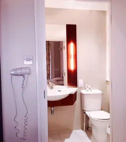 Blue Bells Hotel - Bathroom