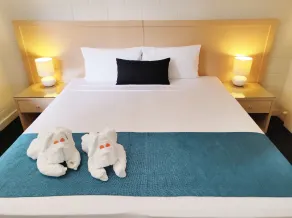 Coconut Grove Holiday Apartments - Room