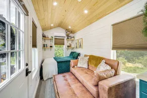 Secluded Lenoir Tiny Home w/ Private Hot Tub! - Interni