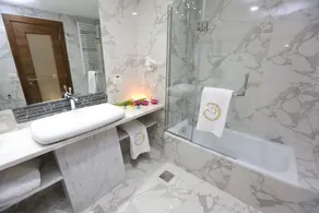 Delora Hotel and Suites - Baño