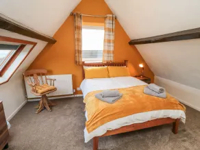 4 Maypole Green - Room