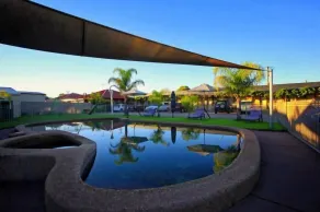 Belltower Motor Inn - Pool