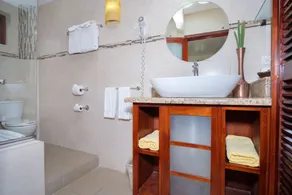 Hibiscus Lodge Hotel - Bathroom
