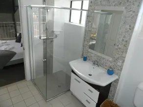 Queensleigh Holiday Apartments - Bathroom