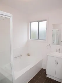 Do Drop Inn - 12 Guests | 4 Bedrooms | 6 Beds | 2 Bathrooms - Master Bedroom: Queen bed, Bedroom 2: Queen bed, Bedroom 3: 2 Sets of Bunk beds, Bedroom 4: 2 Sets of Bunk beds - Salle de bain