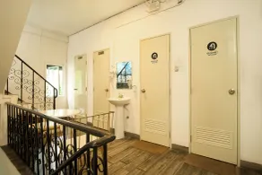Comfy Crib Hostel - Bathroom