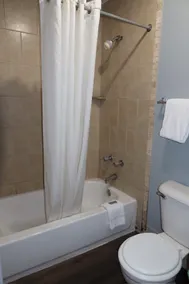 Americas Best Value Inn Yukon - Bathroom