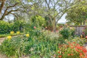 Romantic Casita w/ Garden + Deck 2 Miles to Plaza! - Intérieur
