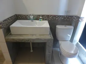 Wesberly Apartments - Bathroom
