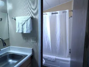 1st Interstate INN - Badezimmer