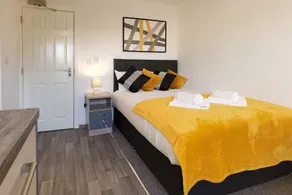 4 Bedroom Contractor Accommodation Chadburn - Room