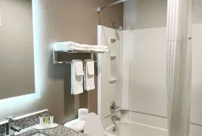 Super 8 by Wyndham Cedar Rapids - Bathroom