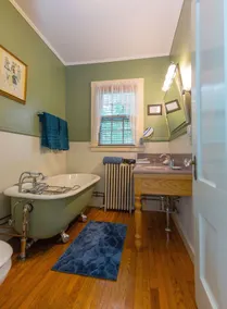 The Elmhurst Inn - Bathroom