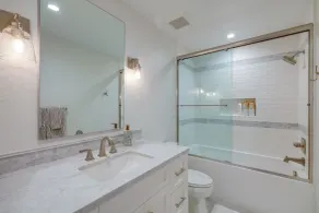 Sleek Oxnard Townhouse w/ Balconies: Walk to Beach - Intérieur