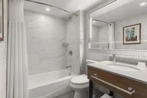 Hampton Inn by Hilton Montreal East Anjou - Bathroom