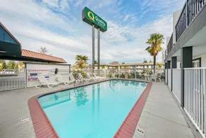 Quality Inn & Suites Sacramento Downtown Area - Piscine