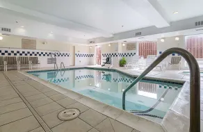 Quality Suites Springdale West I-49 - Piscine