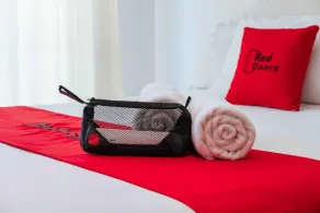RedDoorz @ Ruko ITC Roxy Mas - Room