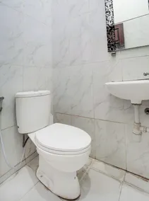 OYO 94818 Sabina House Syariah - Bathroom