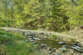 Riverfront Home w/ Hot Tub Near Killington Resort - Interiør