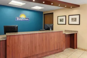 Days Inn by Wyndham Rockford I-90 Walking Distance to Casino - Réception