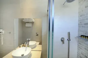 Anna - Bathroom