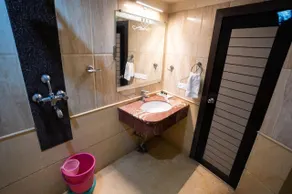 Hotel J.S. Residency - Badrum