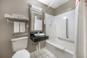 Red Roof Inn Greencastle South - Cloverdale - Bathroom