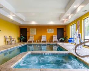 Comfort Suites Waycross - Pool