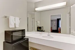 Days Inn by Wyndham Tucson City Center - Bathroom
