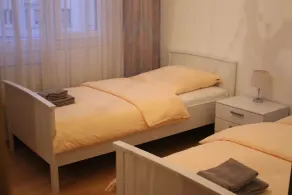 STUDIO 50m de gare de st-louis - Chambre