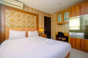 Comfy and Minimalist 1BR Apartment at Atria Residence By Travelio - Room
