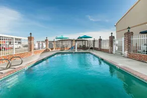 Howard Johnson by Wyndham Scott Lafayette - Piscine