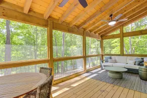 Screened Porch + Home Office: Modern Ellijay Cabin - Interiør