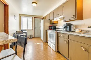 2 Mi to Dwtn Green Bay: Ideally Located Townhome! - Interior