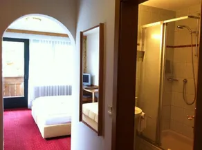 Family room, shower, toilet - Habitación