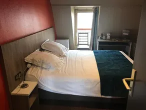 Hôtel Les Frangins - Værelse