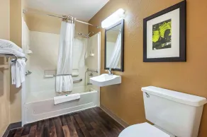 Suburban Studios Louisville East  - Salle de bain