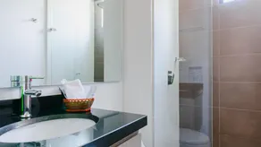 Hi-vi Coffee Home San Diego - Bathroom