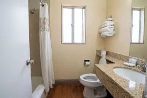 Om Park Inn and Suites El Cajon near San Diego - Salle de bain