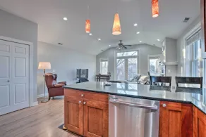 Chicago Condo w/ Balcony: Walk to CTA Stations! - Parte interna
