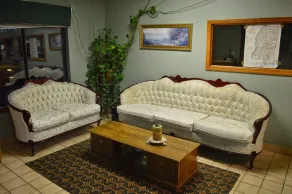 Economy Inn - Lobby sitting area