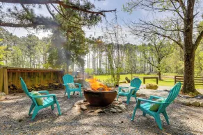 Deck & Hiking Trails: Luxe Georgia Farm Retreat - Interni