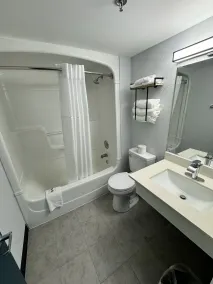 Studio 6 Suites East Syracuse Airport - Bathroom
