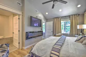 Upscale Cottage with Furnished Lake-View Deck! - Interiör