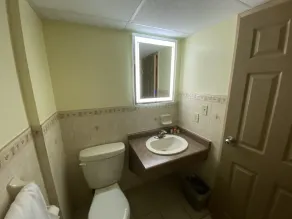 Super 8 by Wyndham Niagara Falls by the Falls - Bathroom