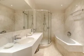 Hotel Embassy - Bathroom