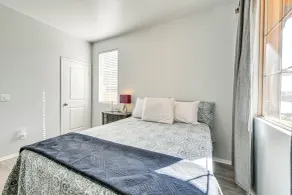 Patio & Yard: Luxe Beaumont Getaway! - Intérieur